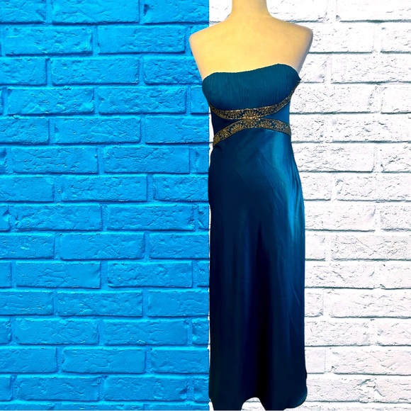 DUSK BY SHEILA YEN - Strapless Formal Gown With Metallic Trim on Top. Size 4 - Picture 2 of 10